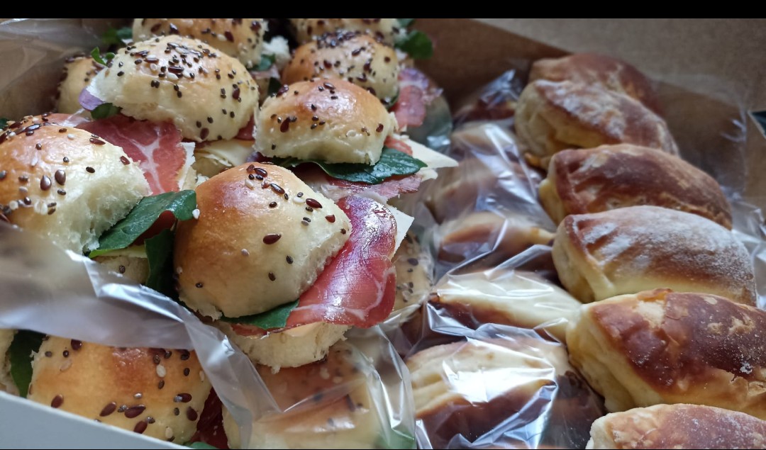 Catering artesanal en Montevideo: caja de pebetes de jamón crudo y medialunas