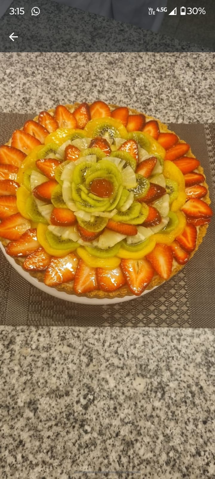 Tarta de frutas artesanal con frutillas y kiwi