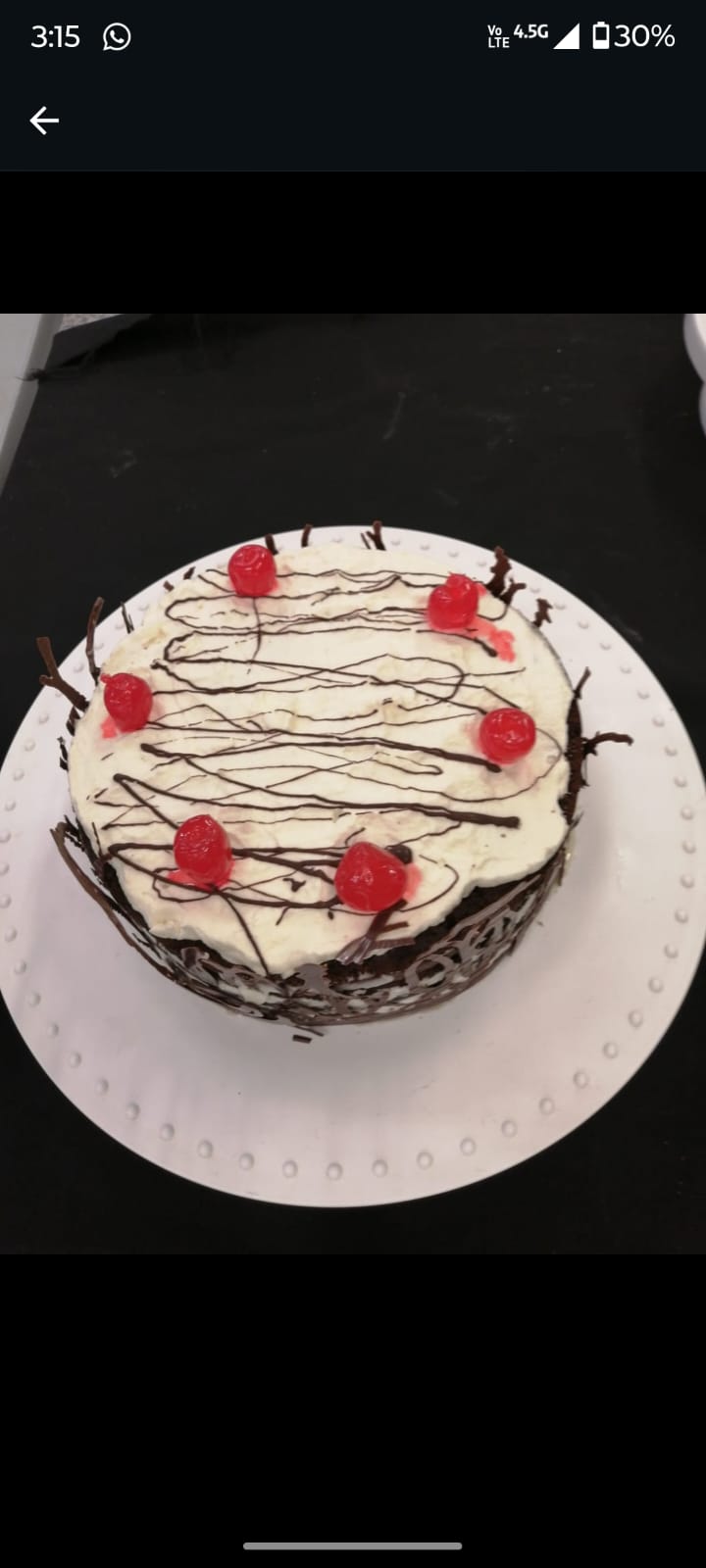 Torta selva negra con crema y guindas